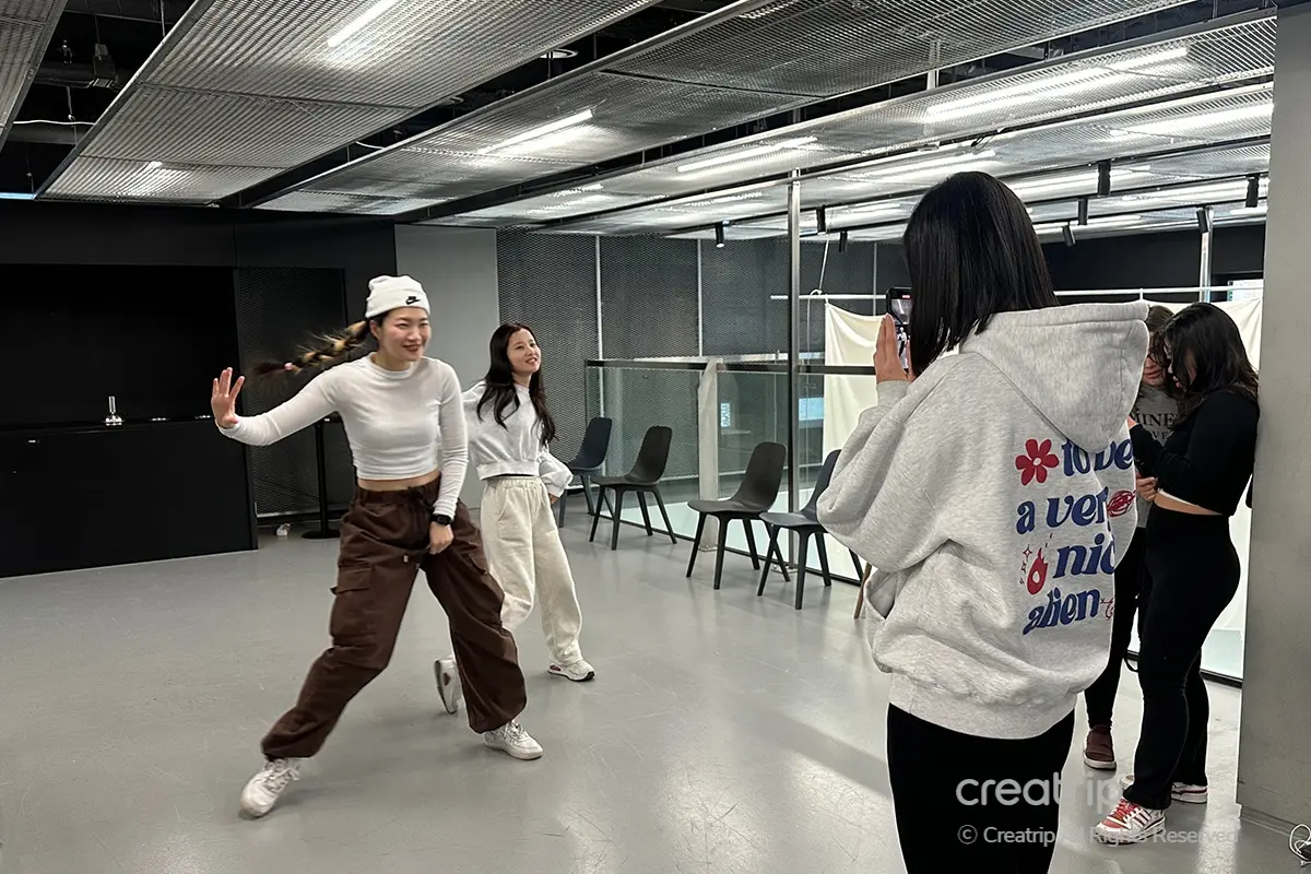 學生們在1MILLION VIBE舞蹈課程中，興致勃勃地拍攝挑戰影片。