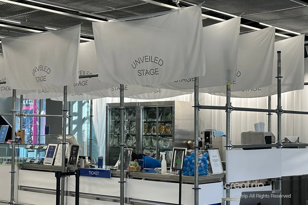 1MILLION CAFE UNVEILED STAGE的座位和構造，內部裝修現代且簡潔。