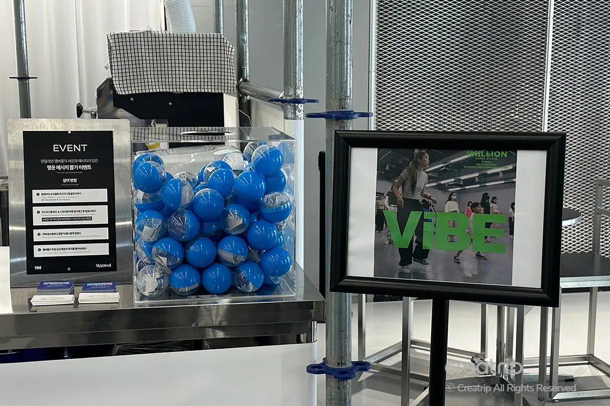 1MILLION ViBE活動的詳細安排，在櫃檯旁邊展示清楚。