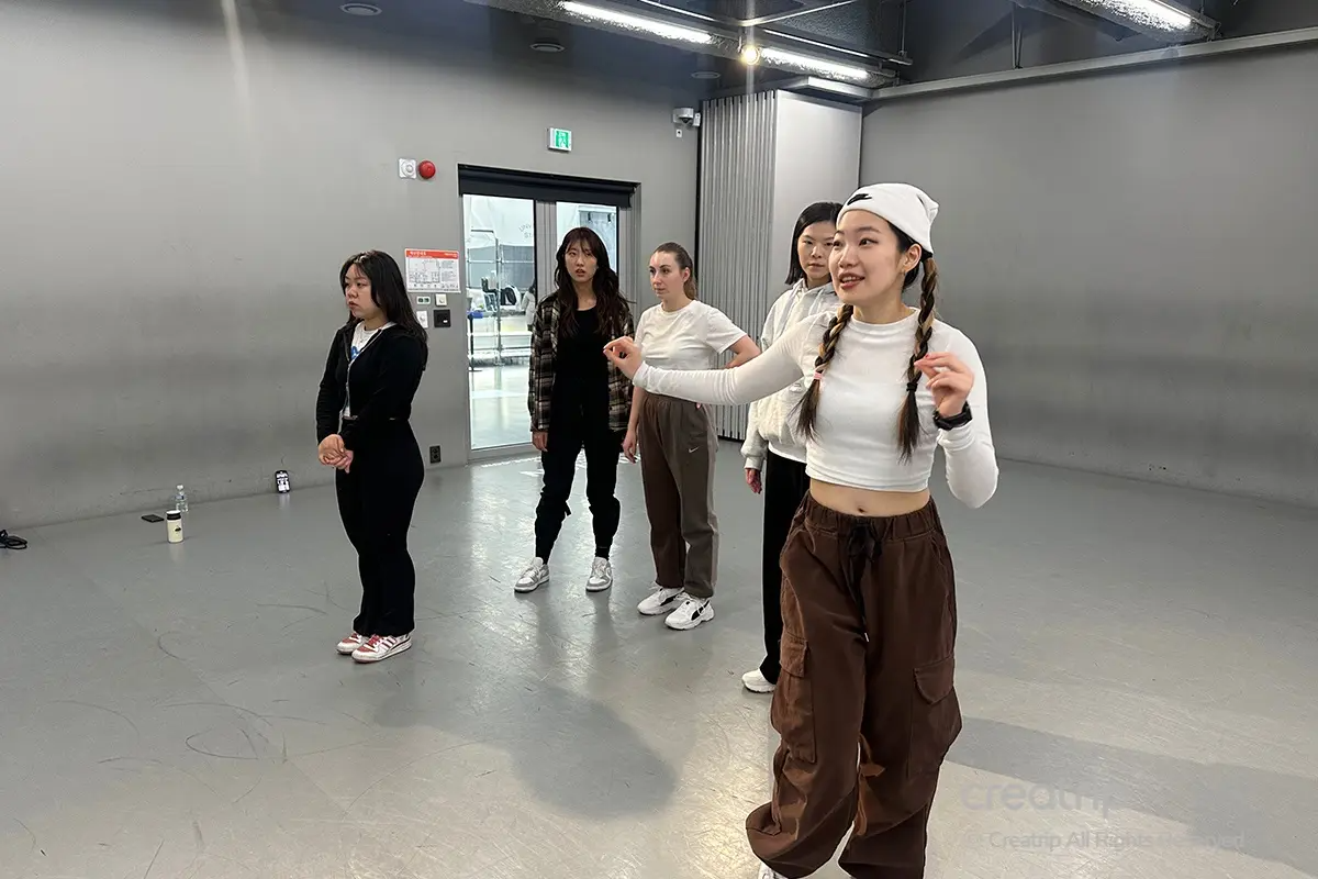 1MILLION的舞蹈課程進行過程，學生們隨著音樂進行協同舞蹈練習。