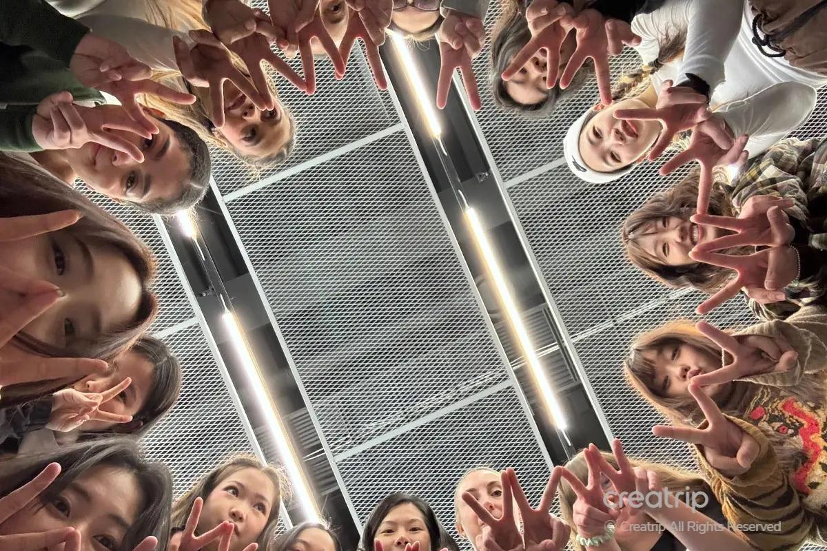 在1MILLION VIBE課程後，學生們圍成圓圈拍攝集體大合照，象徵著這次舞蹈體驗的圓滿結束。