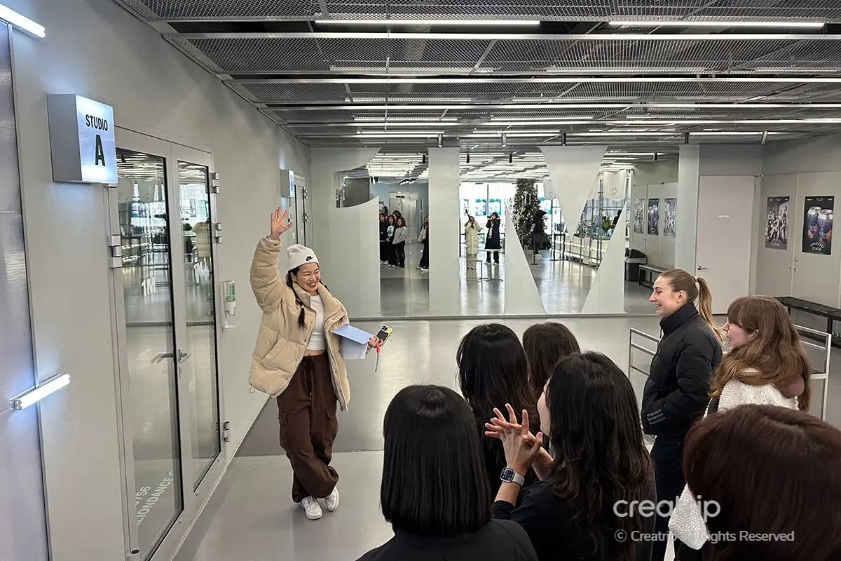 1MILLION課程中，舞蹈老師在指導學生，展現出卓越的教學技巧。