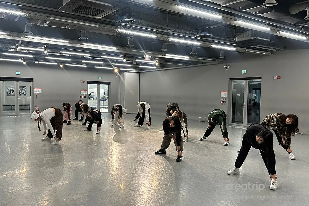 首爾1MILLION舞蹈工作室內的上課教室，環境寬敞，讓學生能自由伸展。