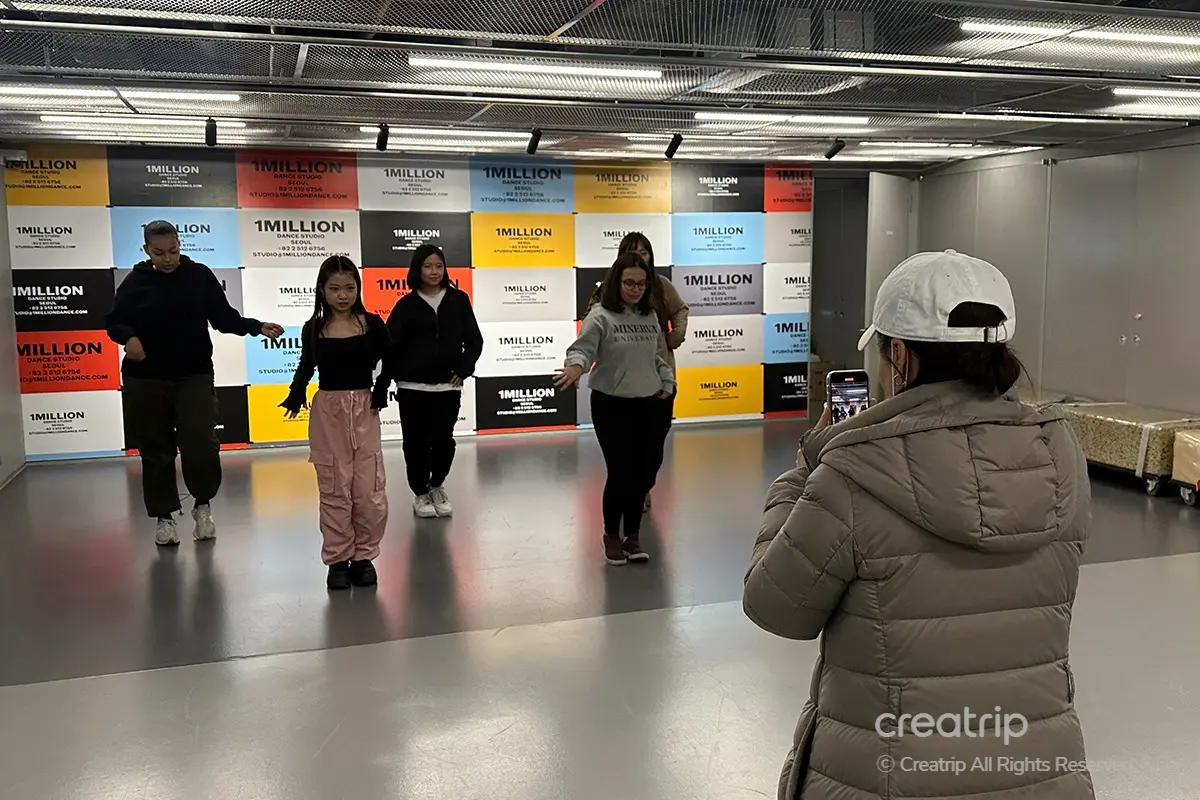 1MILLION舞蹈老師在課堂中耐心講解，學生們陸續跟著節拍學習。