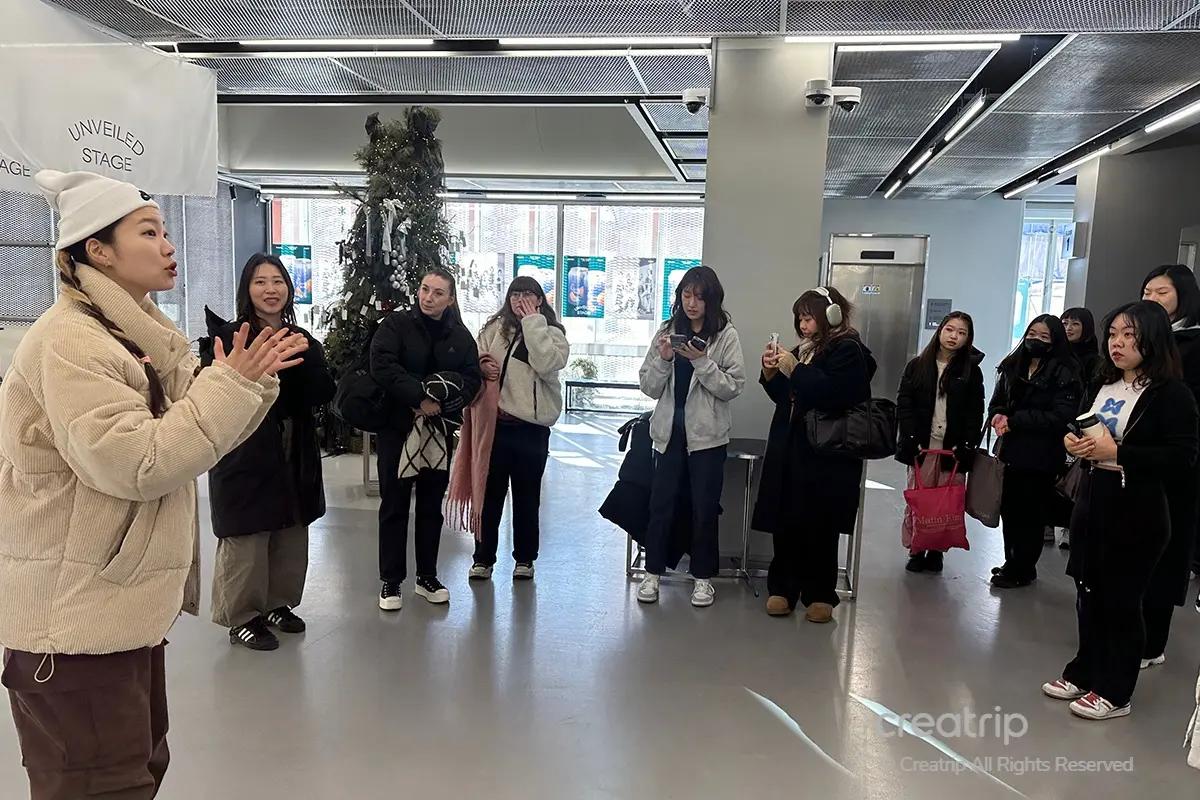 在1MILLION舞蹈工作室待命的學生們，準備開始舞蹈課程。