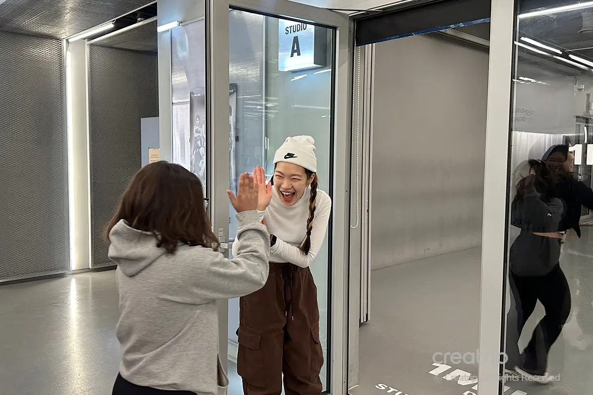 1MILLION舞蹈工作室的自由拍攝區域，光線柔和適合拍照。