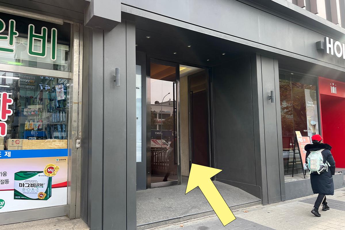 進入MOCLOCK的建築物之前的街道景象,指示進入的方向指南。