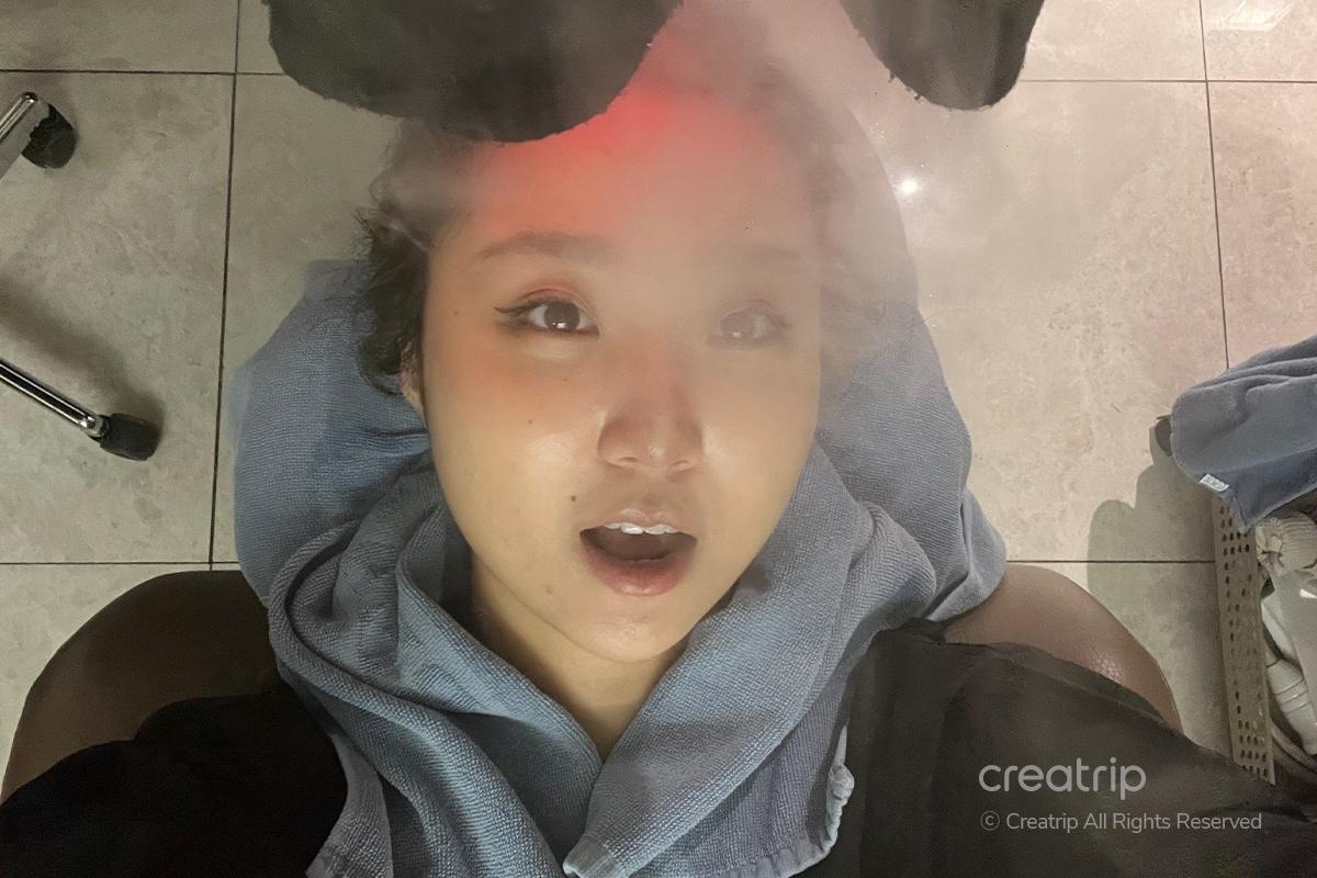 MOCLOCK 頭皮護理療程中,一位顧客正在進行頭皮水療的過程,享受舒緩和清潔的體驗。