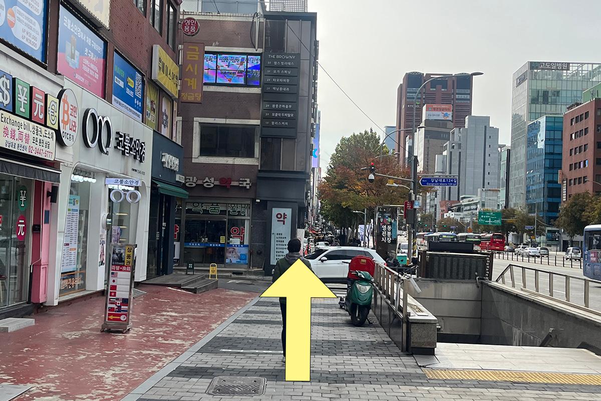 步行至韓國江南頭皮護理MOCLOCK的過程,顯示直走的方向指引。