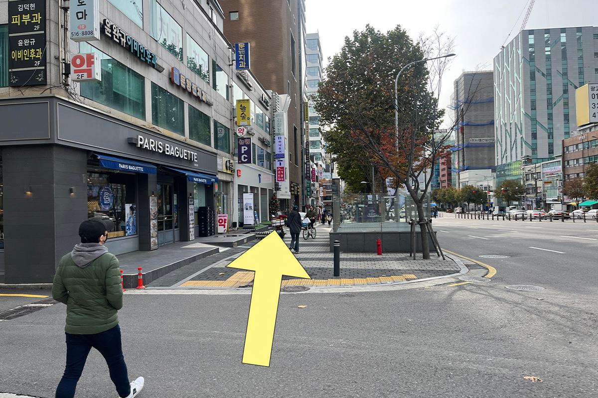 步出論峴站後向前直走到達MOCLOCK,巴黎貝甜旁的街道景象示意。