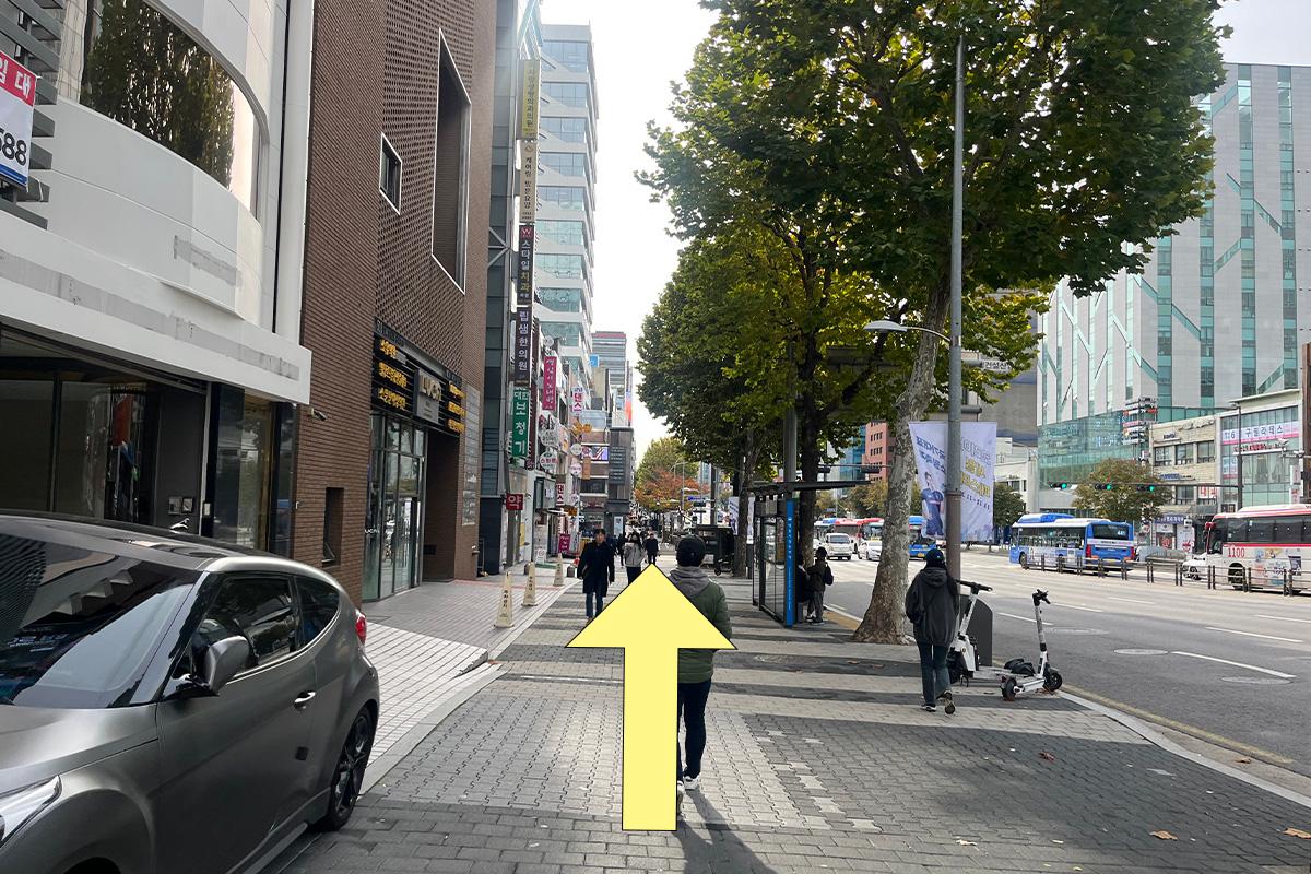 步行至韓國江南頭皮護理MOCLOCK的途中,顯示直走的路線指南。