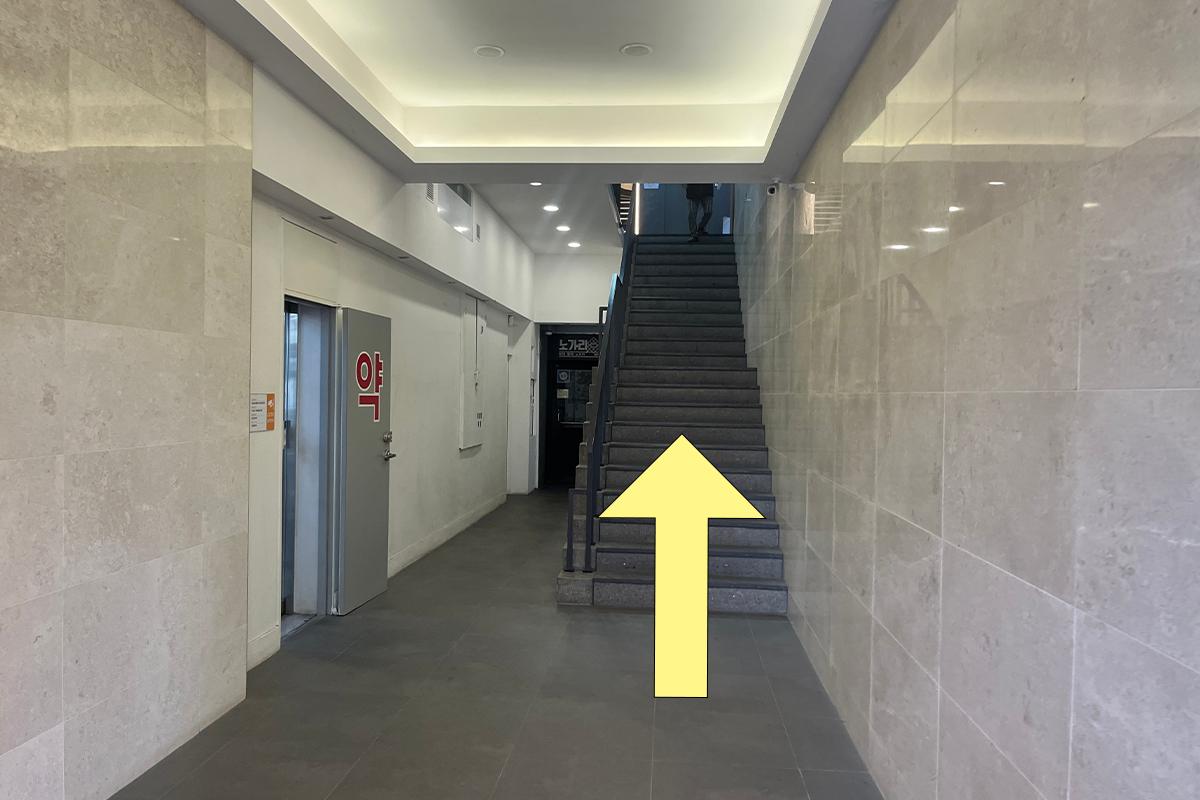 韓國江南MOCLOCK頭皮護理工作室入口,顯示進入大樓的指引。