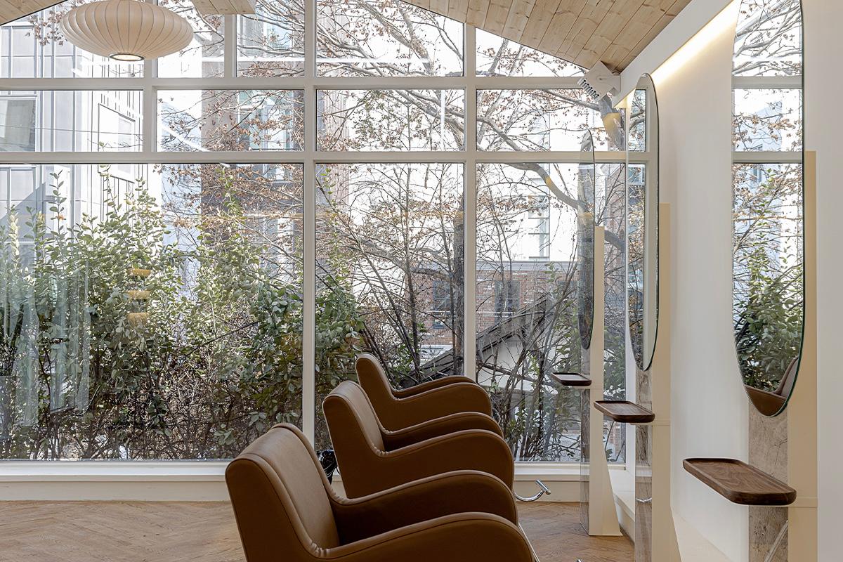 少女時代化妝師經營的Lona Hair & Make-up，位於江南區清潭洞，提供精緻的韓式妝髮體驗。