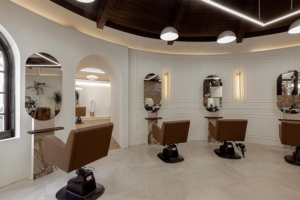 清潭洞Lona髮型屋的現代化設施，專業提供韓式髮型設計服務，在首爾的時尚美容圈享有盛譽。