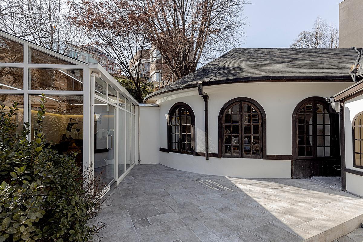 Lona Hair & Make-up清潭髮型屋的內部環境，簡約舒適的設計，專為追求韓式潮流的客人提供高端美容體驗。