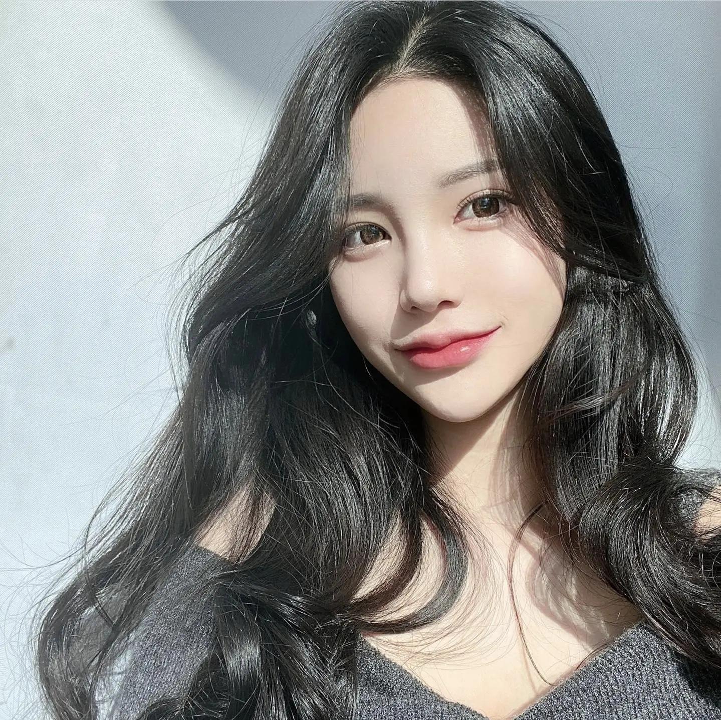 韓国の美容サロンでのヘアスタイリングの様子