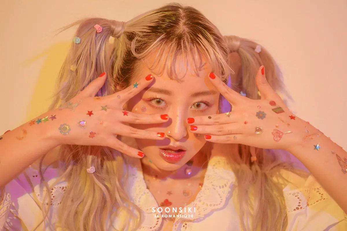 明るい照明の中でネイルアートを施した手元