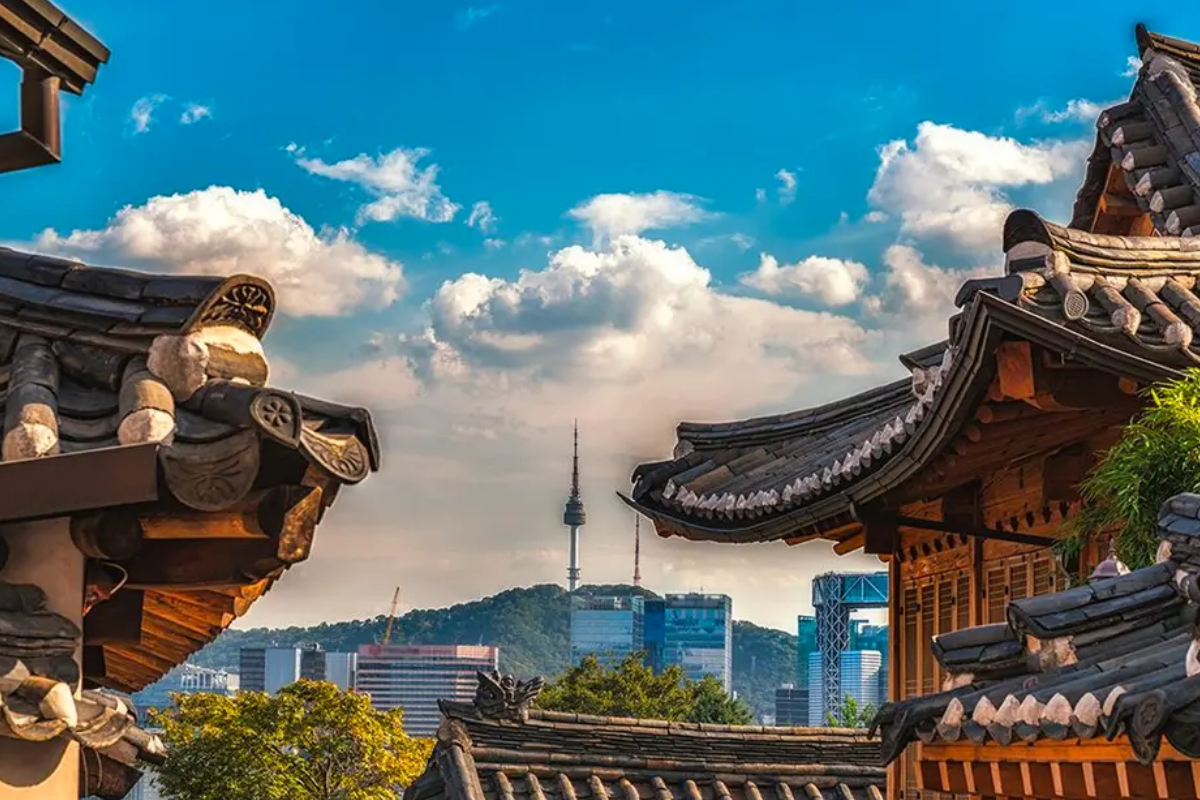 擁有穩定工作的數碼遊牧者，在寬大的咖啡廳窗户前工作，視野遼闊海景展現無邊美麗