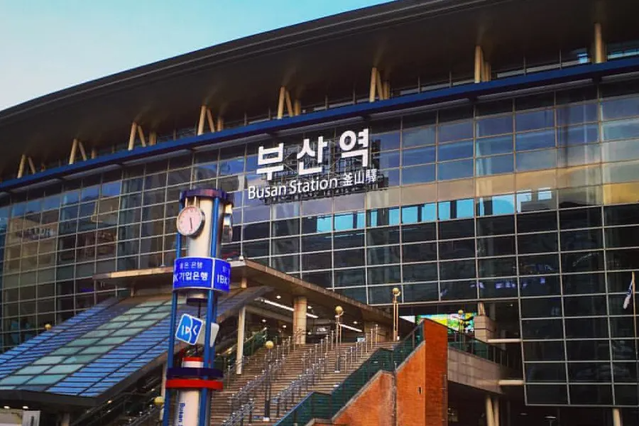 仁川機場景觀，韓國航空飛機停在正面可見的“Welcome to Seoul”標識的旁邊，體現機場國際化與現代化風貌。