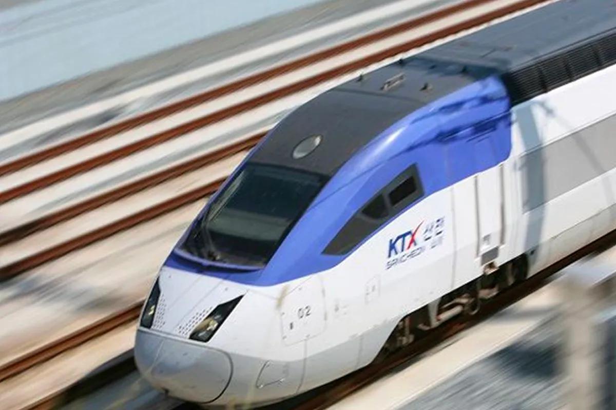 釜山站入口，站臺位置醒目，站前有移動電梯和鐘錶，設施以及建築設計現代化。