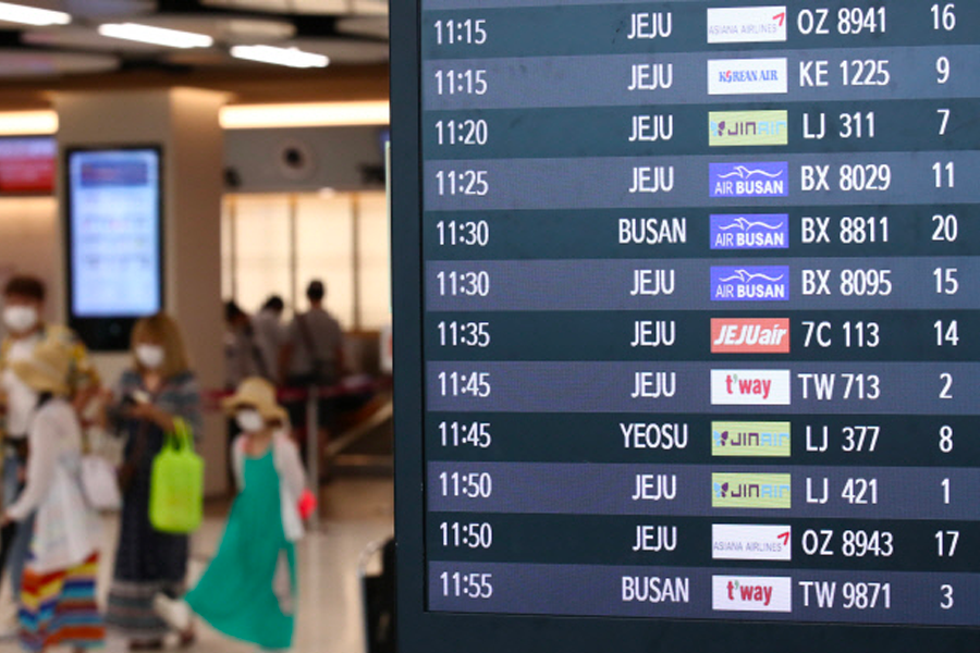 機場國內航線航班信息顯示屏, 顯示釜山與濟州等地航線，有多家航空公司如韓亞航空，韓國航空等提供服務。