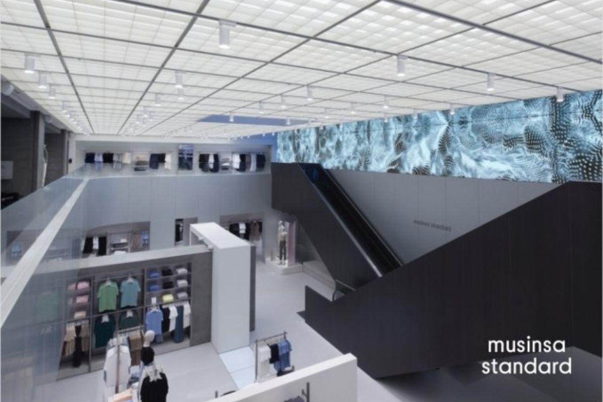 MUSINSA STANDARD店内时尚现代的购物环境，提供多种品牌服饰选择，吸引时尚爱好者。