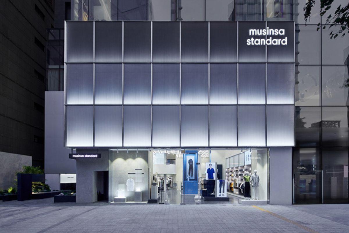 外观现代的MUSINSA STANDARD弘大店正门，位于首尔热门区域弘大附近，展示其标志性的品牌风格和时尚感。