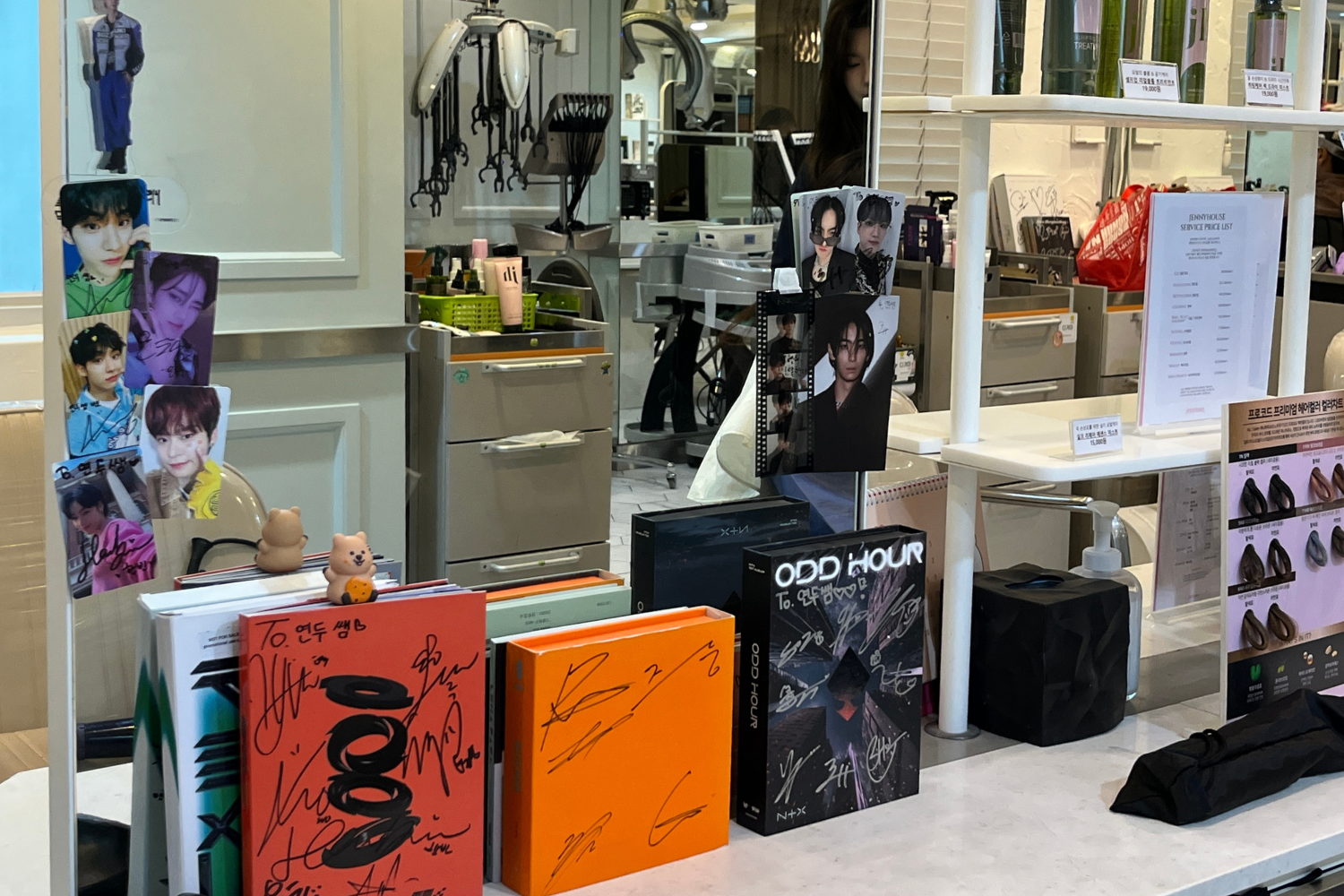 ソウルの江南にあるJenny Houseのサロン内、K-POPアイドルのサインアルバムがディスプレイされている美容スペース。