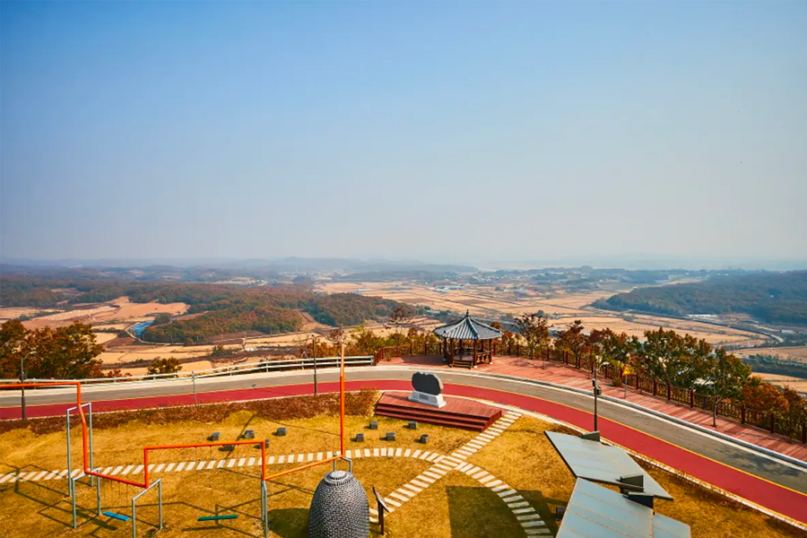 從都羅山瞭望臺眺望北韓的遠景，展示開闊的地平線和天氣晴朗的天空。