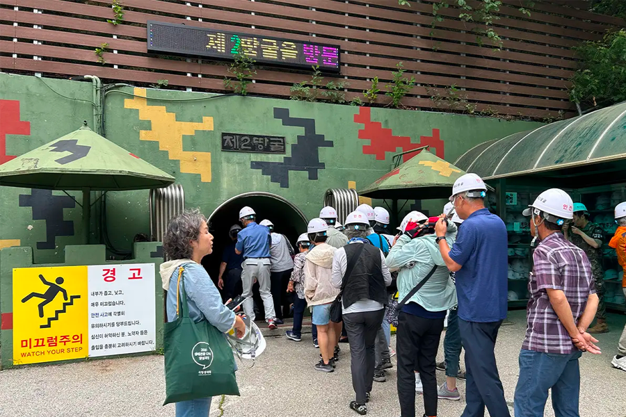 從遠處拍攝的第2地道，其入口處環繞著參觀者。