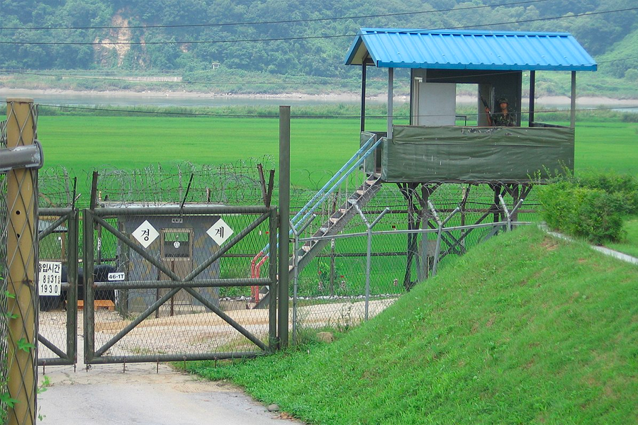 民間人進出統制線 (民統線) 鄰近的前哨基地，附有圍欄和警戒塔。
