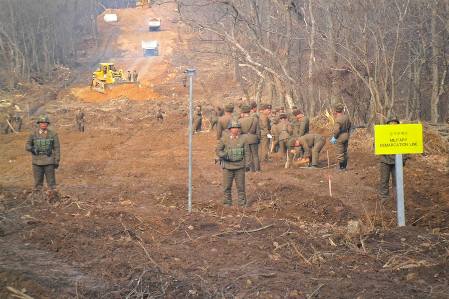 非武裝地帶 (DMZ) 內的軍事分界線，北韓軍人在邊界周圍進行警戒的照片。