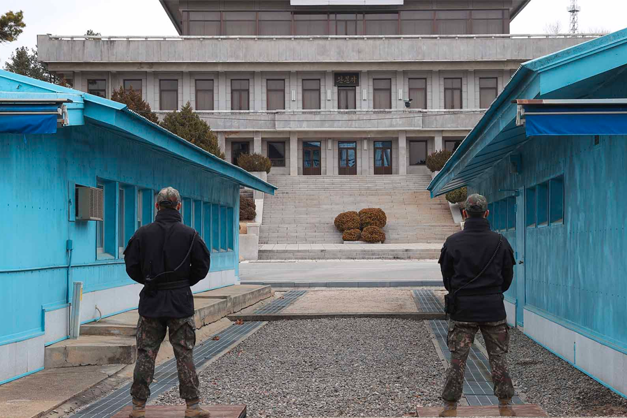 板門店內的韓國軍人，站在韓國領土的邊界區域進行警戒。