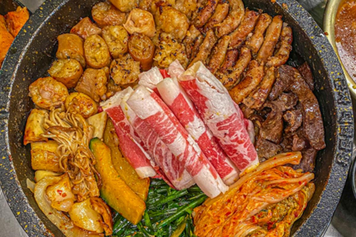 君子大韓烤腸套餐，包括牛小腸、大腸同多款內臟，適合配酒享用