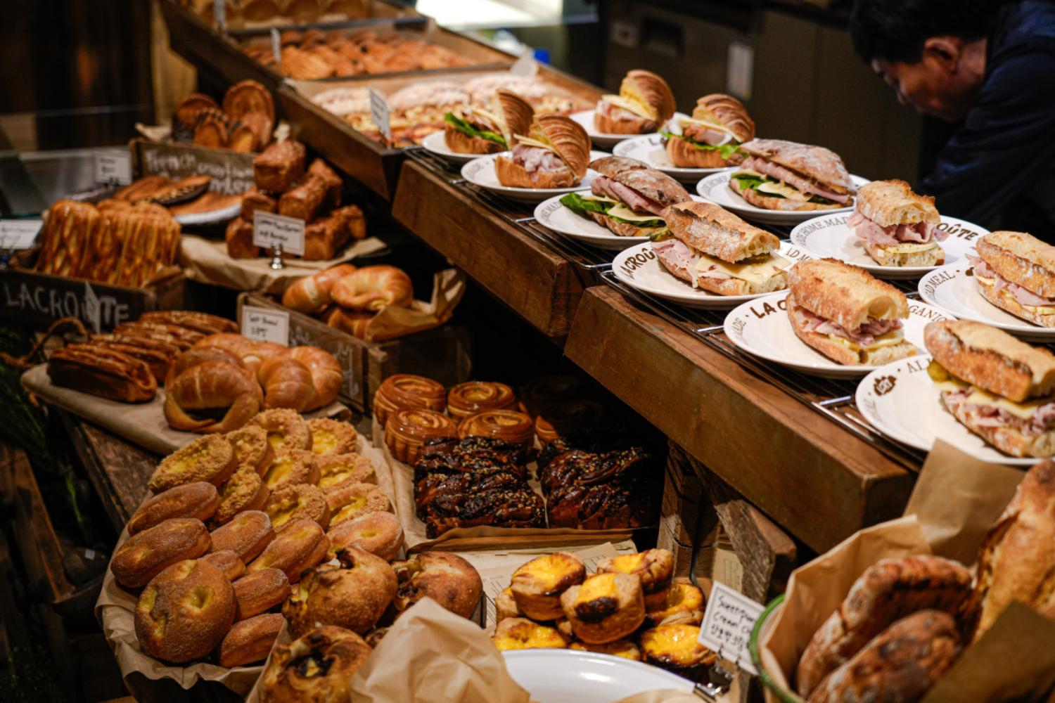 LA CROUTE SEOULの店内とベーカリーメニュー