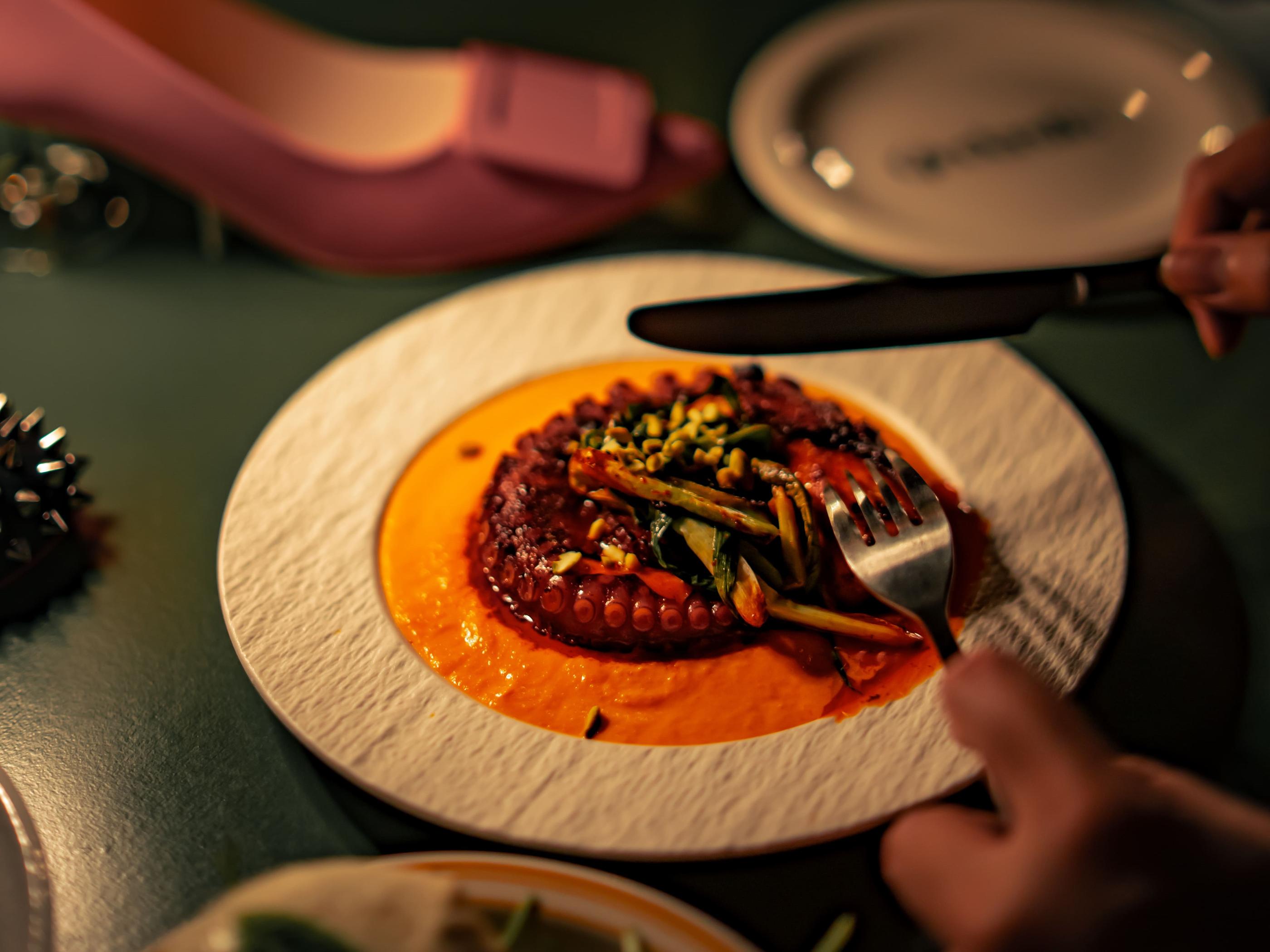 聖水Cinderella Bar的粉紅高跟鞋後設計猛打卡位