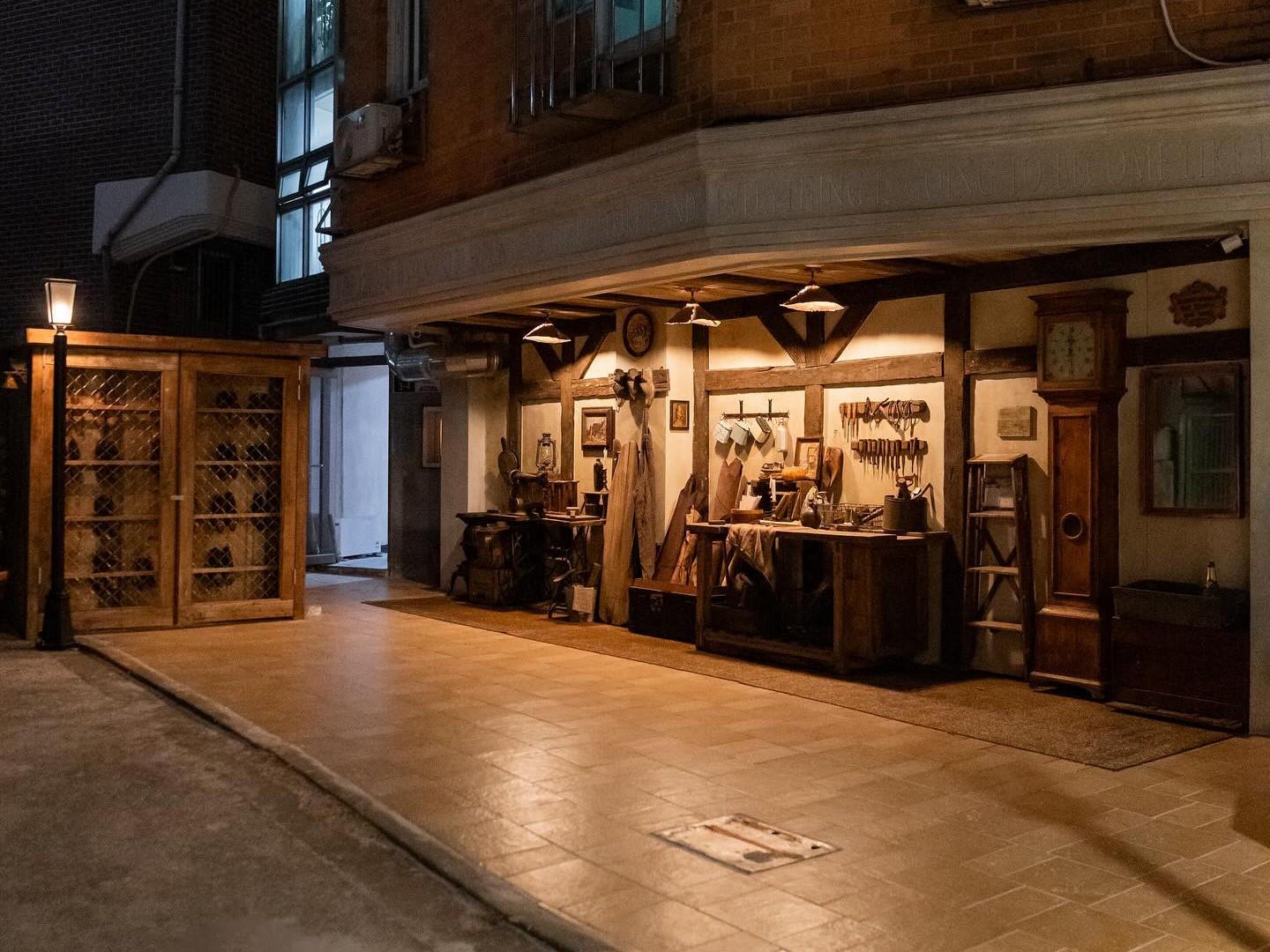 聖水Cinderella Bar入口處獨特的鞋匠工作坊設計