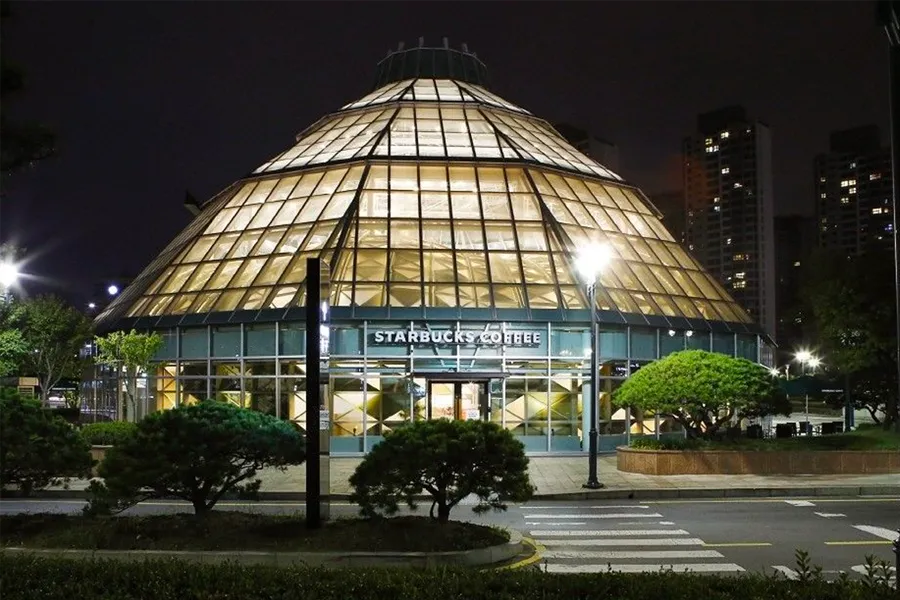 带有日文标志的店面入口照片,说明在韩国的外国品牌如何通过仅使用其母国语言来标识。