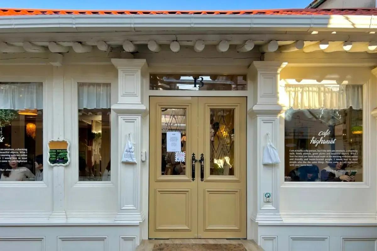 Cafe Highwaist益善店の明るい外観