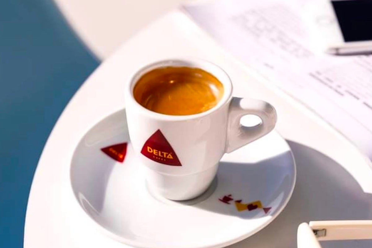 抱歉斯普萊索酒吧：享用葡萄牙咖啡和蛋塔的場景