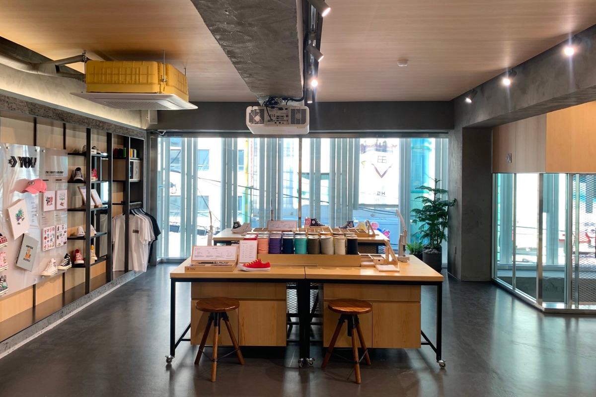 Converse弘大店：一對情侶在店內選鞋的場景