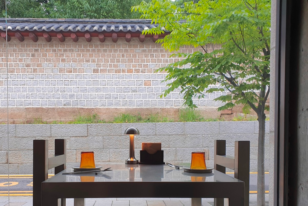 我們酒吧松鼠：傳統韓國煎餅和酒的擺盤