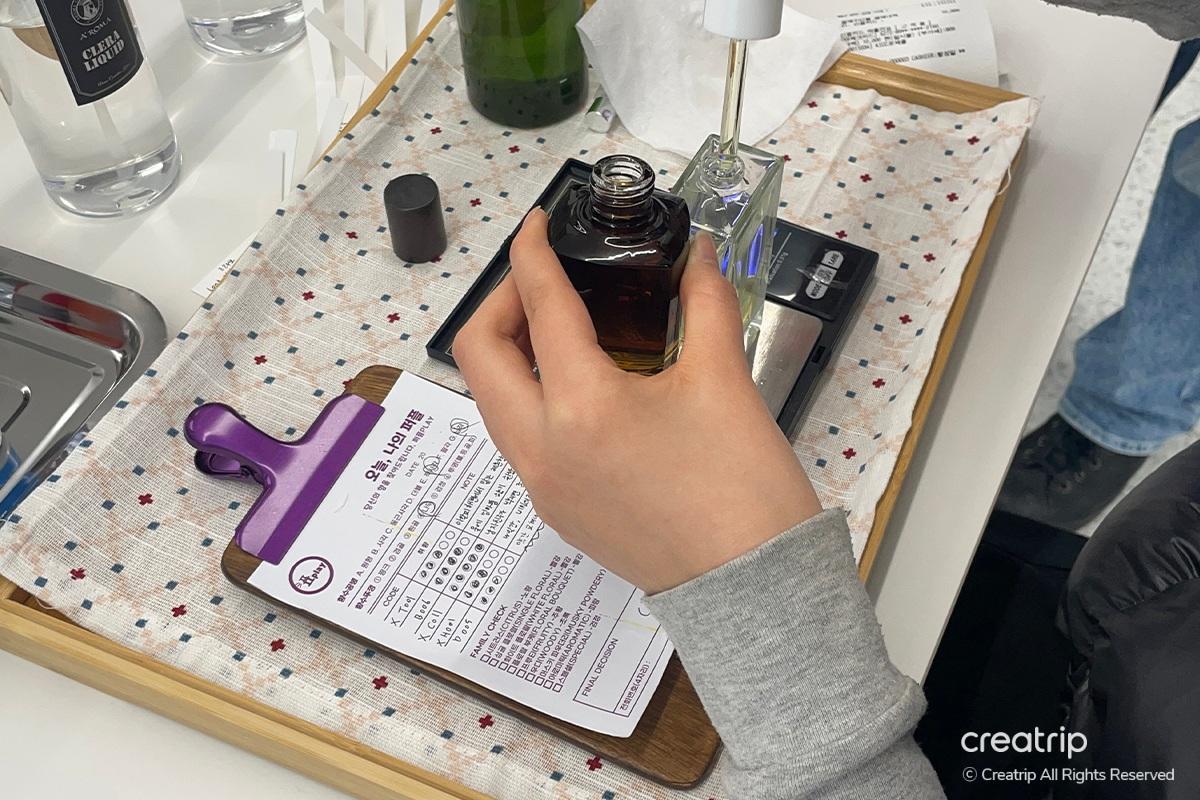 Partially filled perfume bottle during the creation process at Perfume Play Gangnam.