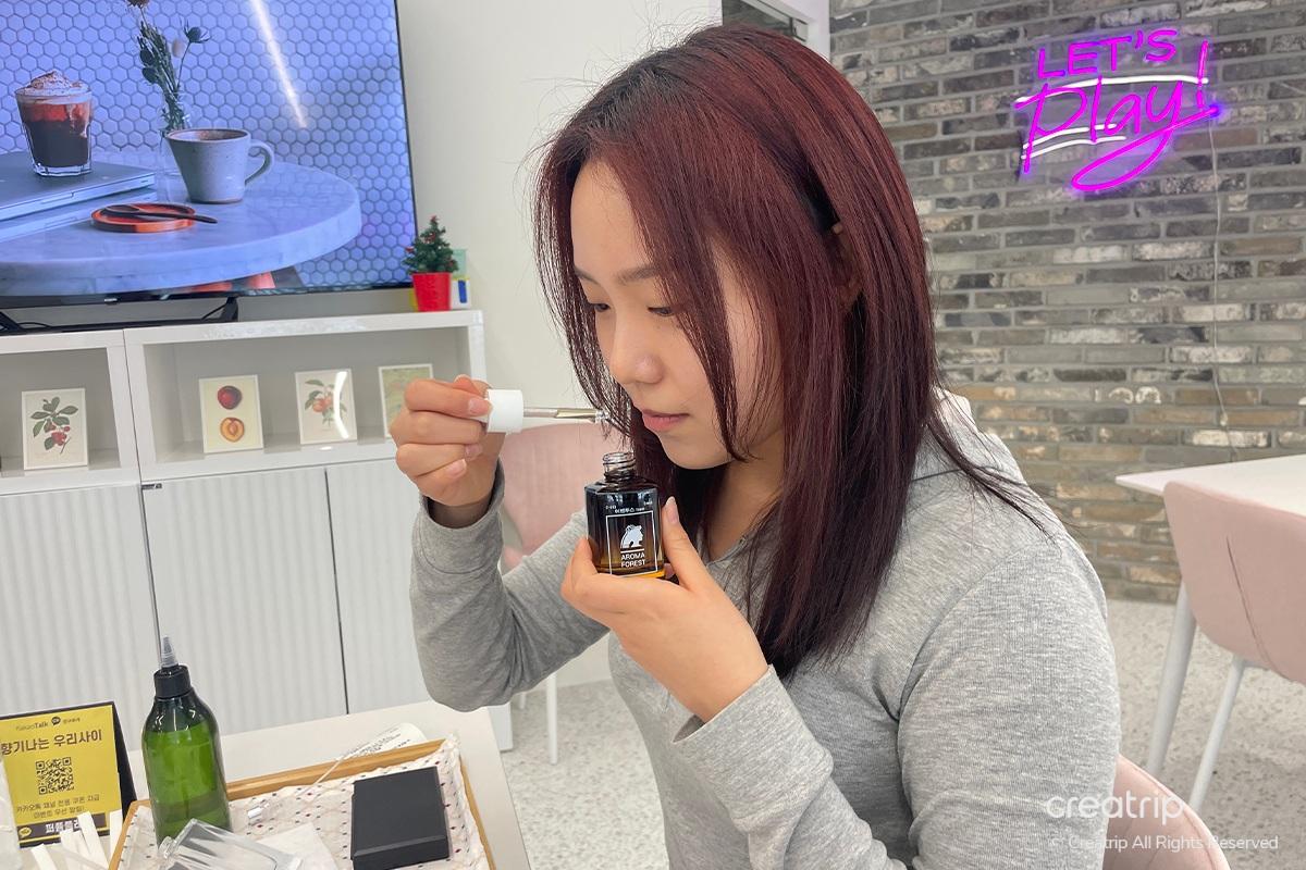 A collection of colorants available for customizing the look of perfumes at Perfume Play Gangnam.