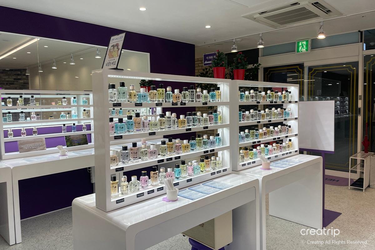 Various perfume samples and information cards available for exploration at Perfume Play Gangnam.