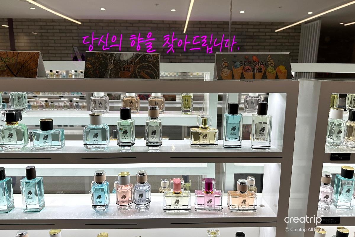 Perfume sheet with codes and notes for personalizing fragrance selections at Perfume Play Gangnam.