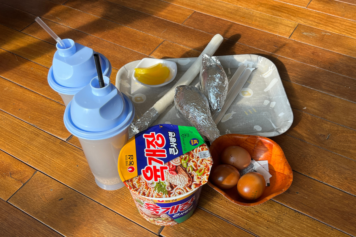 韓国サウナで人気のある食事メニュー、シッケと燻製たまごのセット。