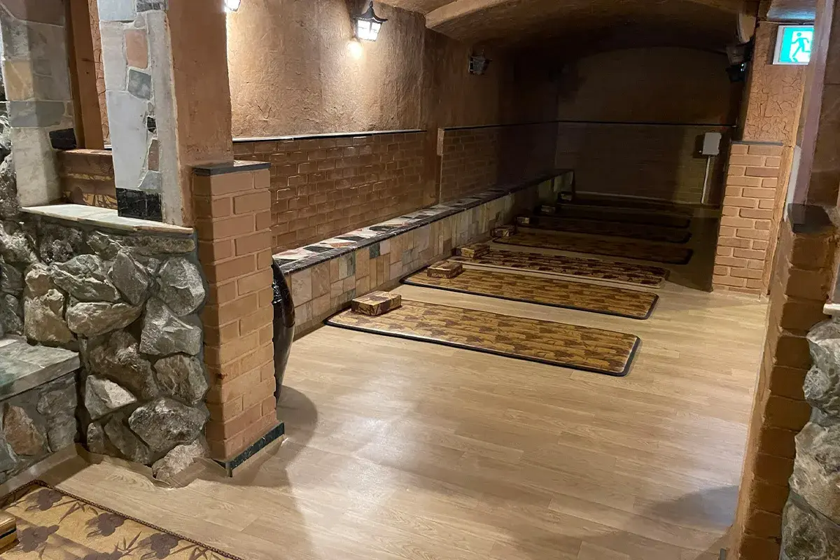 韓国サウナの仮眠エリア、寝具が並べられている様子。