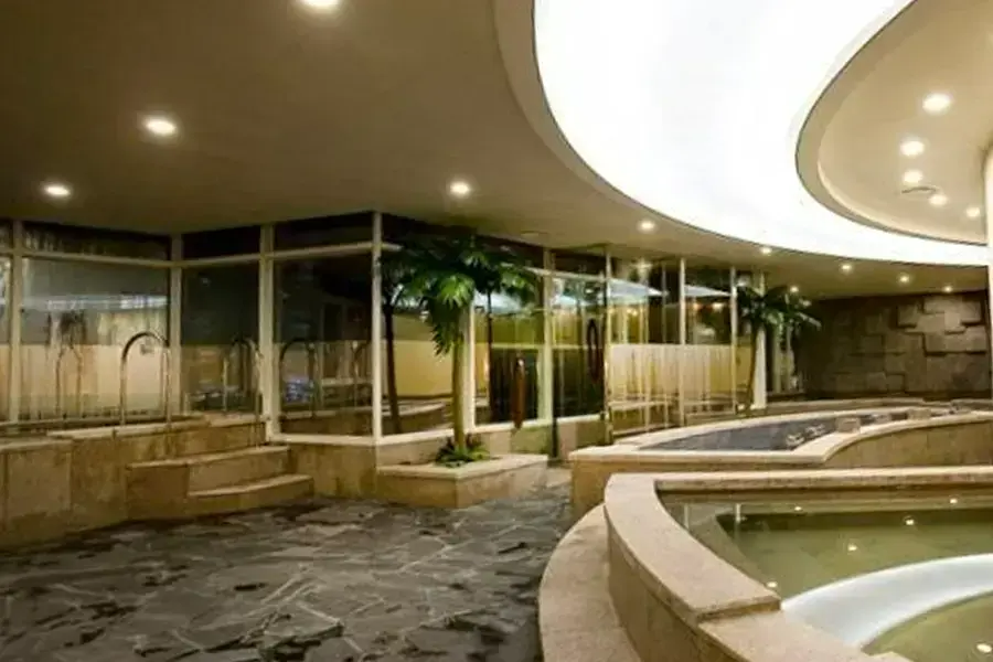 韓国の大浴場の内観、広々とした施設空間の様子。