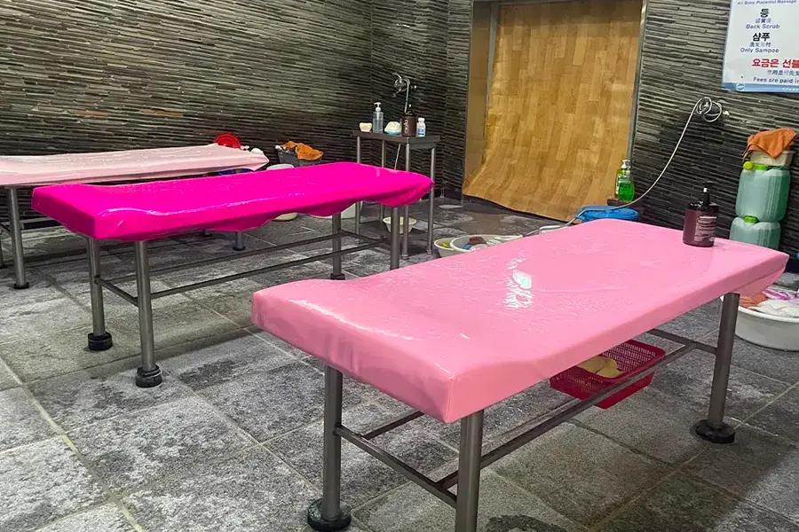 韓国のあかすりコーナー、専用の台が並んでいる様子。